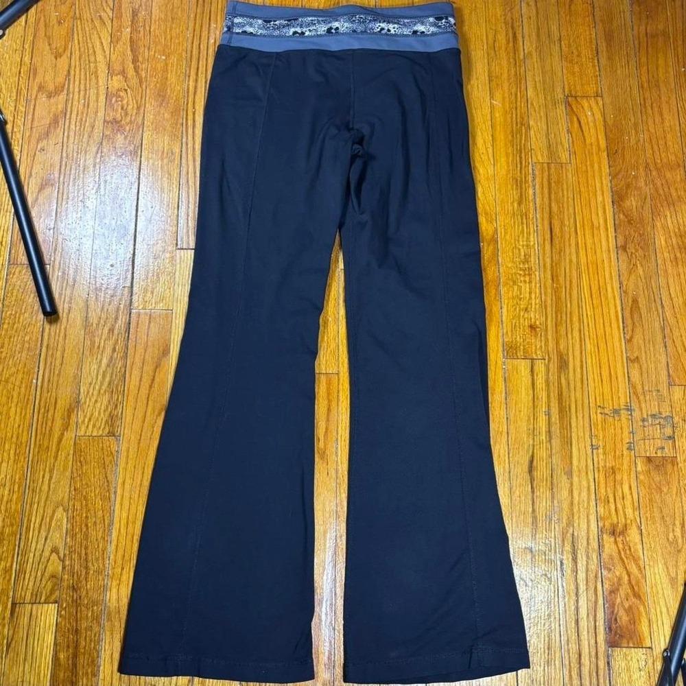Y2K black flare bottom legging athleticwear snakeprintprint,gray waist sz small